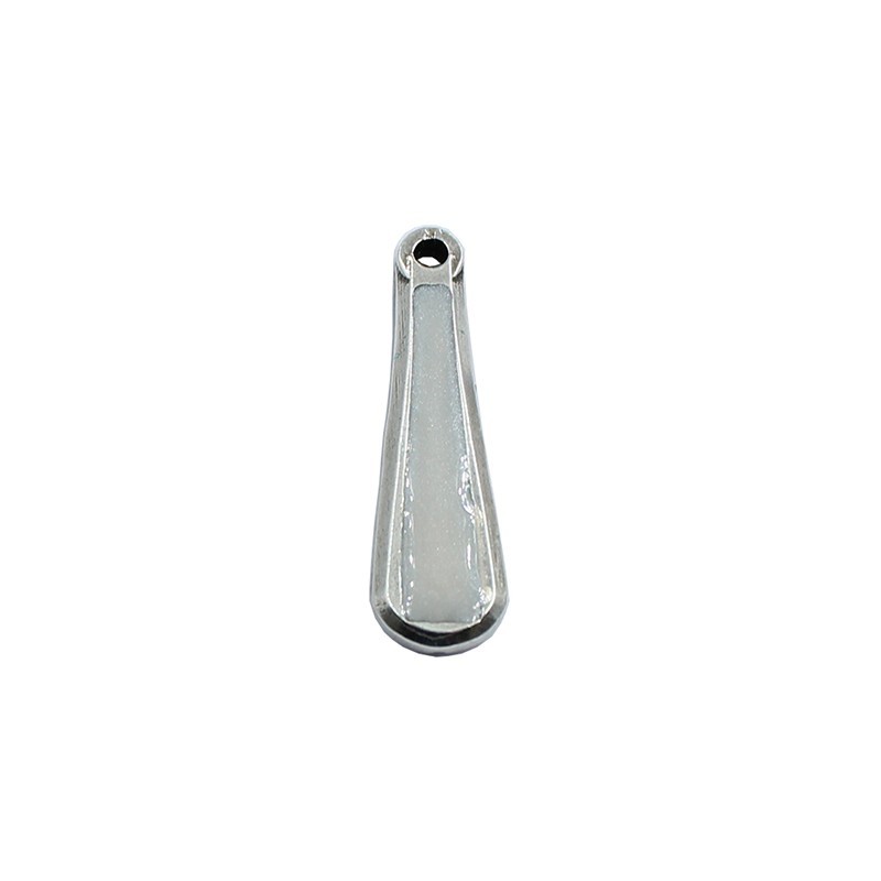 Pendentif de forme allongée moulé et avec de la couleur