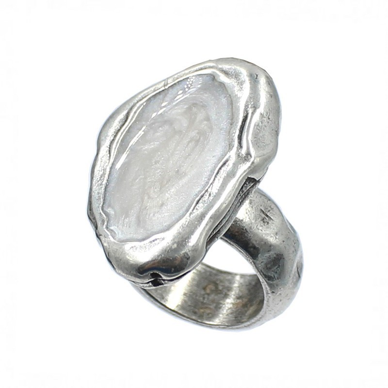 Bague avec perle allongée